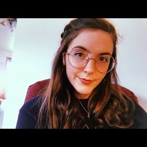 Meet your Posher, Alexis